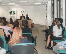 Público assiste à palestra das defensoras públicas