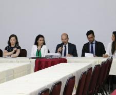 Vê-se o Dr. Eduardo Abraão, Defensor Público-Geral, sentado na mesa que compôs a abertura do evento. A sua direita está sentada a Dra. Flávia Palazzi, Diretora da EDEPAR, a Assistente Social, Gabriele Rezende, e o Ouvidor-Geral, Dr. Gerson da Sllva. 
A esquerda do DPG, está sentado o presidente da ASSEDEPAR Louis Pasteur e a Psicologa Alysha Carolyna. 