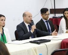 Na imagem temos novamente a mesa de abertura do evento. O Dr. Eduardo Abraão está sentado mais centralmente na mesa, ao seu lado direito temos a Dra. FlávIa Palazzi e a sua esquerda Louis Pasteur e Alysha Carolyna.
