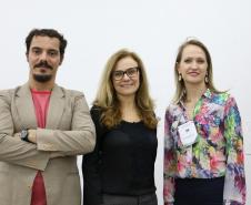 Nessa foto temos os integrantes do Oficina Produção Técnica: Alessandro Scaduto, Psicólogo Professor Adjunto do Departamento de Psicologia da UFPR, Clarice Metzner, Assistente Social do MPPR e Janete Magnagnagno, Assistente Social da DPPR Cascavel, que atuou como mediadora. 