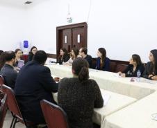 Na imagem vemos os Psicólogos participantes do evento sentados em mesas distribuídas em forma de roda, debatendo.