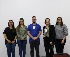 Na imagem temos os participantes da mesa Análise Socioeconômica, as Assistentes Sociais do CAM Ponta Grossa, Ana Letícia de França e Evelyn Soares,  o mediador e Psicólogo do CAM Francisco Beltrão João Paulo Howeler, Maria Isabel e Taísa de Oliveira, ambas Assistentes Sociais do CAM Curitiba.