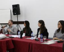 Na imagem vemos os palestrantes da mesa Mediação: Bruno Cordeiro, Psicólogo - Setor da Mediação Curitiba, Alysha Carolyna, Psicóloga - Setor da Mediação CAM Londrina, Andreia Ungari, Assistente Social do CAM Maringá e mediadora dessa mesa, e Taísa de Oliveira ,Assistente Social do CAM Curitiba. 
Todos estão sentados a mesa de palestrantes. 