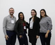 Temos os palestrantes da mesa Mediação: Bruno Cordeiro, Alysha Carolyna, Andreia Ungari, e Taísa de Oliveira de pé posicionados para tirar uma foto. 