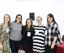 Na foto temos Janete Magnagnagno,  Taísa de Oliveira, Camylla Basso, Gabriele Rezende e FlávIa Palazzi de pé, juntas para uma foto. 