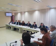 Mesa da Comissão de Mediação de Conflitos Fundiários do Governo do Estado com os representantes sentados em sua volta.