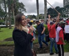A manifestação ocorreu em frente à Prefeitura de Curitiba e contou com a presença da Dra. Olenka Lins, Coordenadora do NUFURB - Núcleo Itinerante das Questões Fundiárias e Urbanísticas da Defensoria Pública do Estado do Paraná e o Defensor Auxiliar Dr. Vitor Eduardo Tavares.