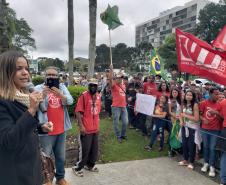 A manifestação ocorreu em frente à Prefeitura de Curitiba e contou com a presença da Dra. Olenka Lins, Coordenadora do NUFURB - Núcleo Itinerante das Questões Fundiárias e Urbanísticas da Defensoria Pública do Estado do Paraná e o Defensor Auxiliar Dr. Vitor Eduardo Tavares.