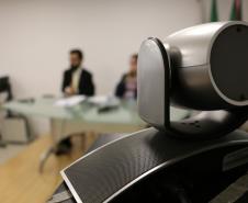 Aparelho responsável por gravar os defensores da DPPR e da DPU, que estão no fundo da foto.