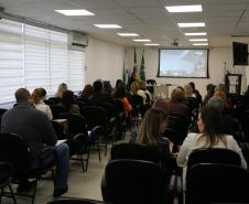 Público presente no encontro acompanhando a fala da professora da Universidade Federal do Paraná, dra. Tatyana Friedrich.