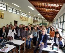 Dra. Olenka Lins com o grupo de alunos de Arquitetura e Urbanismo da UFPR.