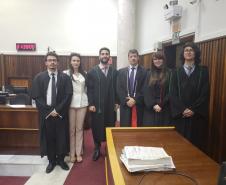 Legenda Acessível: Observa-se seis pessoas, as quais participaram do projeto Jovem Defensor no Júri. 