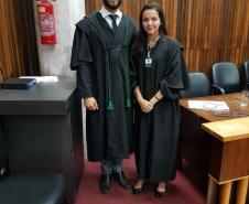 Observa duas pessoas, o Defensor Vitor Eduardo T. e a universitária, na qual participou do projeto. 
