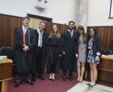 Legenda Acessível: Observa-se seis pessoas, as quais participaram do projeto Jovem Defensor no Júri. 