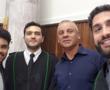 Legenda Acessível: Observa-se quatro pessoas, as quais participaram do projeto Jovem Defensor no Júri. 