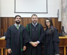 Legenda Acessível: Observa-se três pessoas, as quais participaram do projeto Jovem Defensor no Júri. 