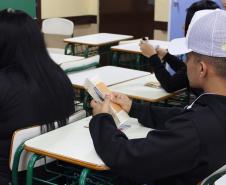 EDEPAR e NUCIDH realizam lançamento de cartilha sobre a Consciência Negra em colégio estadual 