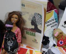 EDEPAR e NUCIDH realizam lançamento de cartilha sobre a Consciência Negra em colégio estadual 