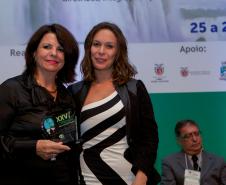 A defensora pública-geral do estado, Josiane Lupion, recebe o prêmio "Proteção Integral" por seus esforços na implementação e estruturação da Defensoria Pública do Estado do Paraná.