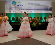 Alunas do Colégio San Blas, do Paraguai, apresentaram-se na abertura do XXV Congresso da ABMP.
