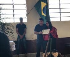 Formanda da 1ª turma de Operadores Em Direitos Étnicos E Coletivos Faxinalenses recebendo o diploma.