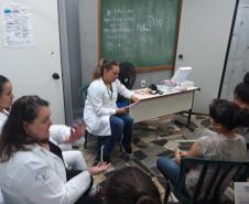 Profissionais da saúde dialogam com as encarceradas.