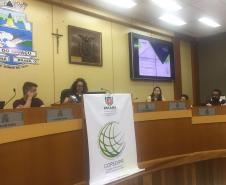 Mesa da audiência pública em Foz do Iguaçu, que contou com a participação da psicóloga Naíra Frutos González.
