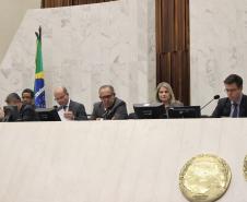 Novos defensores públicos estaduais tomam posse no Paraná