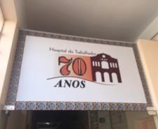 Placa de 70 anos do Hospital do Trabalhador. 