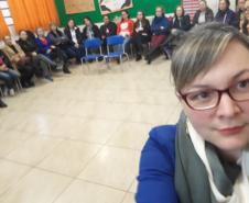 A foto consiste de um selfie tirada durante a reunião com professores. 