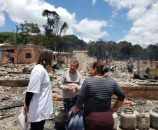 Dra. Olenka Lins conversa com dois moradores no local do incidente. 