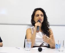 A imagem consiste da defensora pública Dra. Camile Vieira da Costa durante sua fala na mesa de abertura do evento.