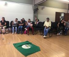 Roda do encontro com os faxinalenses, com a bandeira da comunidade estendida no meio da roda.