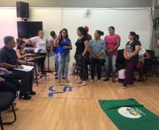 Mulheres faxinalenses de pé conversando com todos presentes.