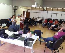 Roda do encontro enquanto representantes faxinalenses falam no meio.