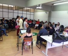 Roda do encontro enquanto representantes faxinalenses falam no meio.