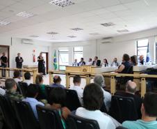 Participantes de costas assistindo a cerimônia. 