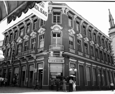 Fachada do Edifício Hauer antigamente. Acervo da Casa da Memória / Diretoria do Patrimônio Cultural / Fundação Cultural de Curitiba