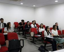 Na imagem vemos os novos defensores sentados prestando atenção em algo que lhes é dito/mostrado a frente. 