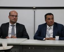 Na imagem vemos o defensor público-geral e o desembargador Dr. José Laurindo de Souza Netto sentados. 