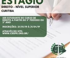 Na imagem vemos uma mão segurando uma caneta muito próxima a uma folha de papel, como se estivesse prestes a escrever algo. No canto superior esquerdo lê: ESTÁGIO Direito - Nível Superior Curitiba. Abaixo temos a seguinte descrição:"Ser estudante do curso de direito a partir do quinto período ou terceiro ano" "Inscrições:21/01/2019 à 31/01/2019",  "Através do site: ww.cieepr.org.br/"
No canto inferior direito vemos a logo da DPPR.