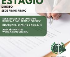 Na imagem vemos uma mão segurando uma caneta muito próxima a uma folha de papel, como se estivesse prestes a escrever algo. No canto superior esquerdo lê: ESTÁGIO Direito Sede Pinheirinho Abaixo temos a seguinte descrição:"Ser estudante do curso de direito, a partir do quinto período ", "Inscrições:21/01/2019 à 05/02/2019",  "Através do site: ww.cieepr.org.br/"
No canto inferior direito vemos a logo da DPPR.