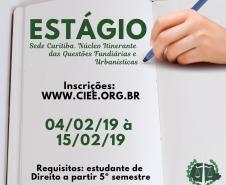 Na imagem vemos uma mão segurando uma caneta muito próxima a uma folha de papel, como se estivesse prestes a escrever algo. No canto superior lê: ESTÁGIO Sede Curitiba. Núcleo Itinerante das Questões Fundiárias e Urbanísticas. Abaixo temos a seguinte descrição:"Inscrições: ww.ciee.org.br" , "04/02/19 à 15/02/19", "Requisitos: estudante de Direito a partir do quinto semestre". No canto inferior direito vemos a logo da DPPR.
