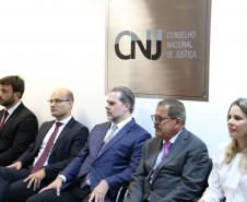 Da esquerda para direita: presidente do CONDEGE, Pedro Paulo Coelho, defensor geral do Paraná, Eduardo Abraão, presidente do STF e CNJ, ministro Dias Toffoli, ministro do STF, Humberto Martins e a defensora geral do Ceará, Mariana Lobo.