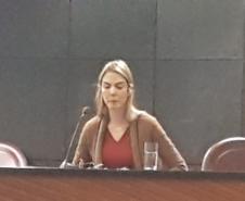 Dra. Eliana Lopes na mesa do evento.