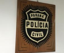 Escudo da Policia Civil colocado na parede como quadro. 