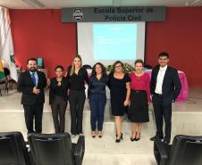 Na imagem vemos a coordenadora do NUDEM, Dra. Eliana Lopes, a Dra, Patrícia Mendes, o Defensor Público Carlos Augusto Silva Moreira Lima,  a psicóloga Jessica Paula da Silva Mendes e a assistente social Janaíne Priscila Nunes dos Santos e mais dois integrantes da Policia Civil. 