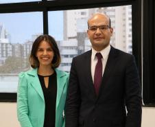 Doutora Renata Groetaers e doutor Eduardo Abraão