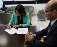 Doutora Renata Groetaers e doutor Eduardo Abraão