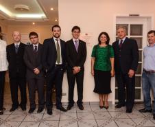 A partir da esquerda: a Procuradora Geral do Município, Inger Kalben Silva, o juiz da Vara Criminal de São José dos Pinhais, Alexandre Waltrick Calderari, os defensores públicos Renan Thomé de Souza Vestina, Dezidério Machado Lima e Carlos Augusto Silva Moreira Lima, a defensora pública-geral, Josiane Fruet Bettini Lupion, o prefeito de São José dos Pinhais, Luiz Carlos Setim e o vice-prefeito Toninho da Farmácia.